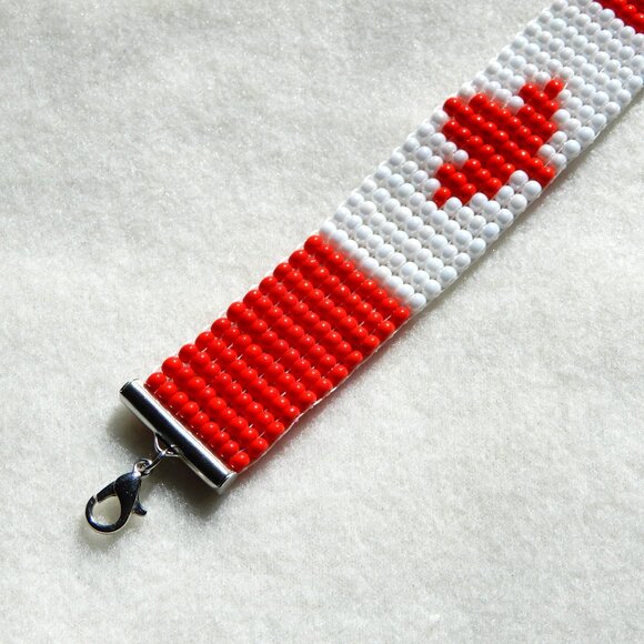 Canada Canadian flag bead bracelet, handmade, adjustable length, maple leaf - Picture 3 of 6